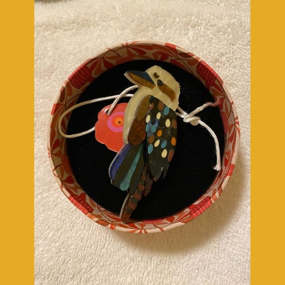 Erstwilder x Jocelyn Proust Designs GUMTREE ROYALTY Kookaburra Bird Brooch NIB - Picture 8 of 11